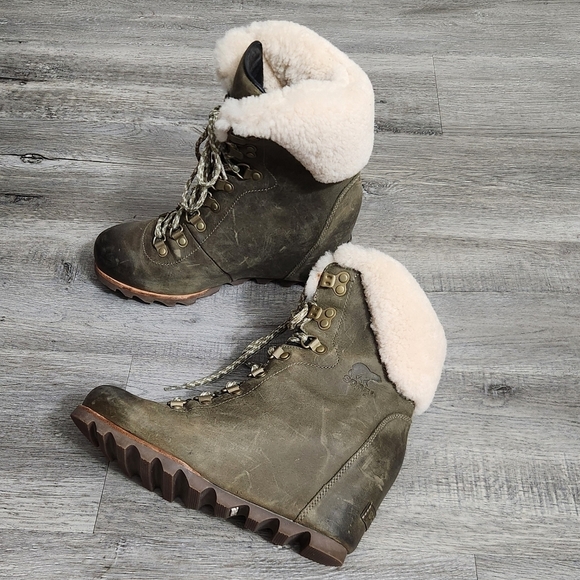 Sorel Conquest Wedge Shearling Booties - Picture 9 of 12